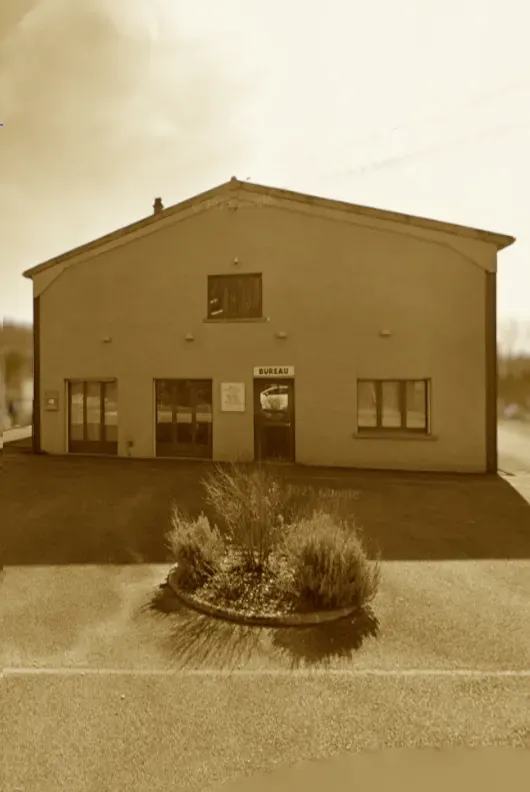Bâtiment d'agence de pompes funèbres avec une enseigne au-dessus de l'entrée